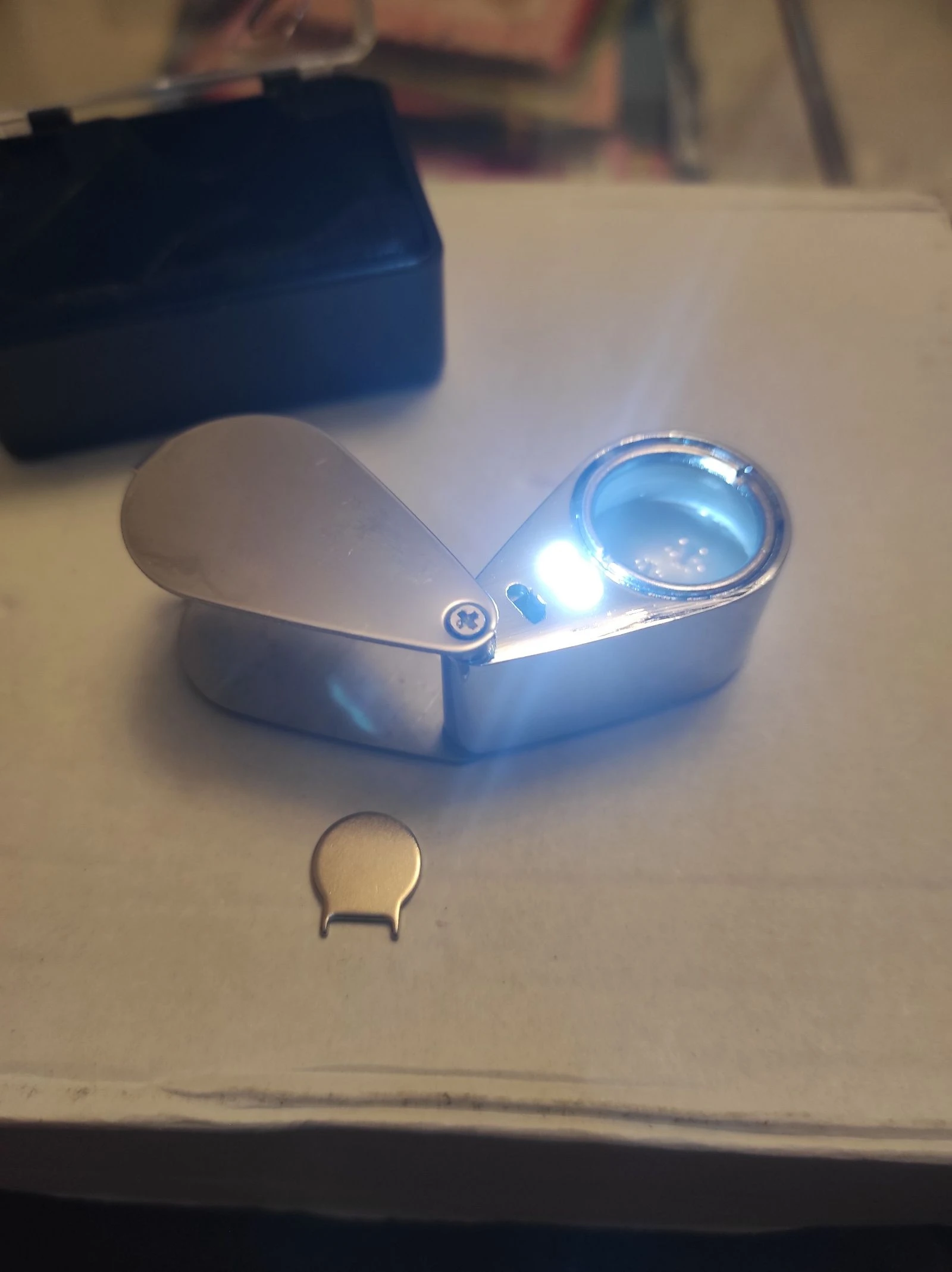 Lupa de bolso metálica com LED para joalheiros ou colecionadores 30x21mm. – photo 6